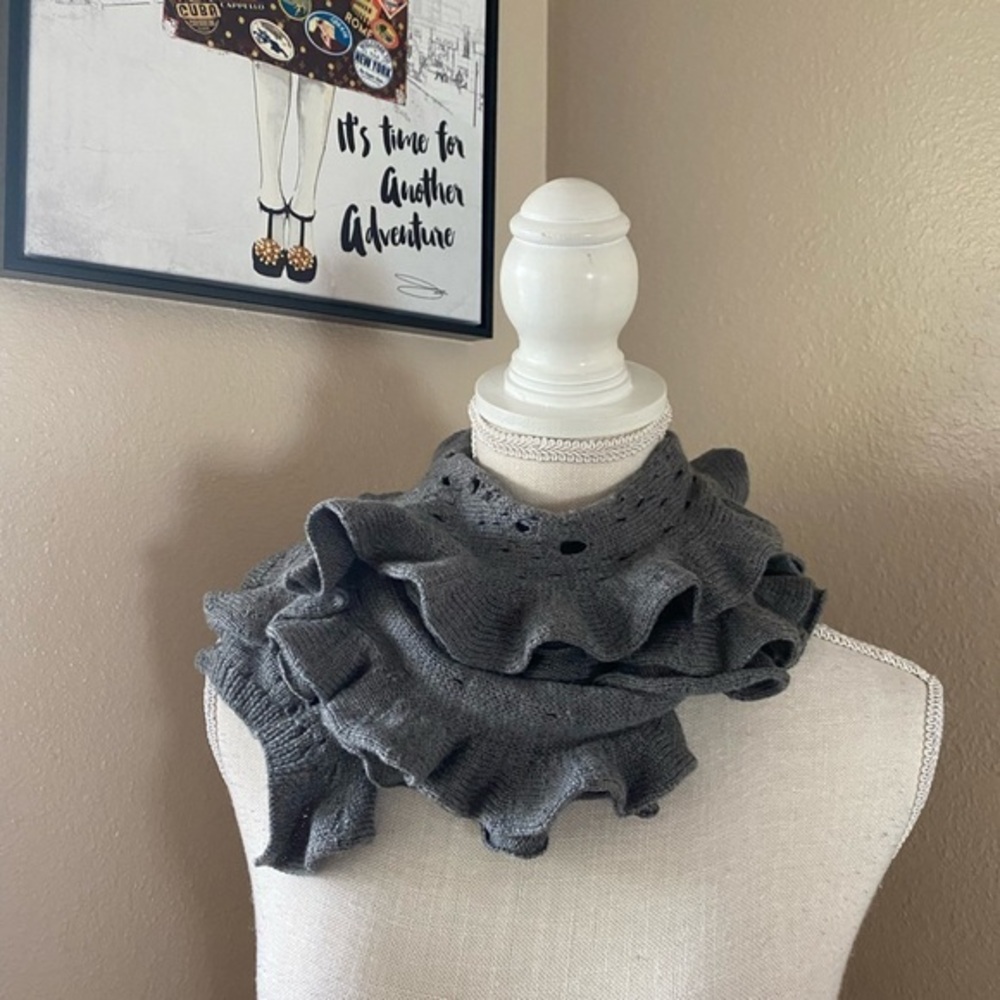 Gray knitted ruffle scarf